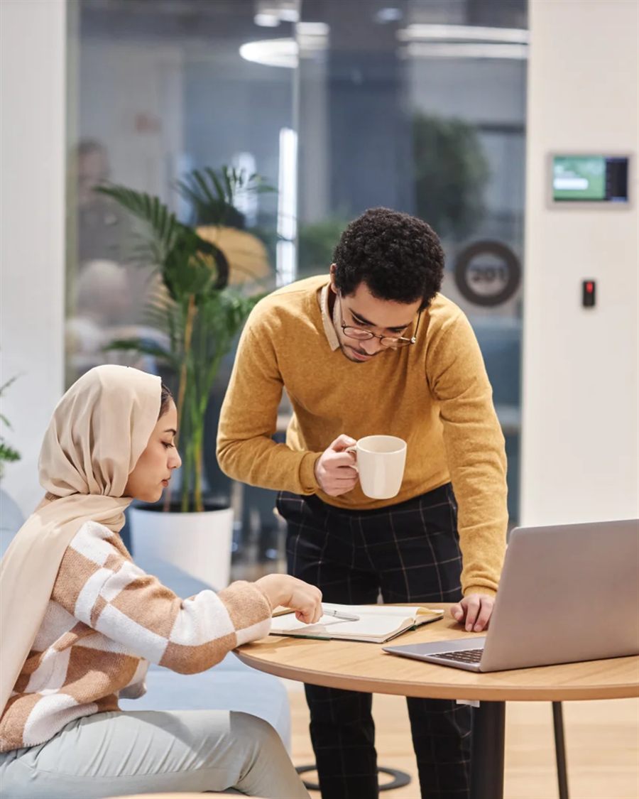 Teilnehmerin beim Online-Coaching mit Lern-Tablet